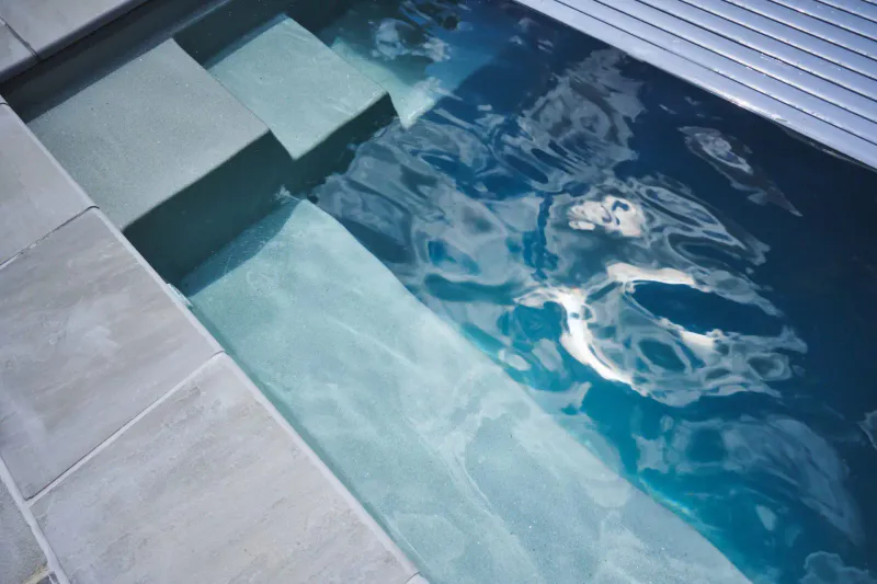 Classic 93 – Langt basseng for svømming, familie og arkitektonisk helhet