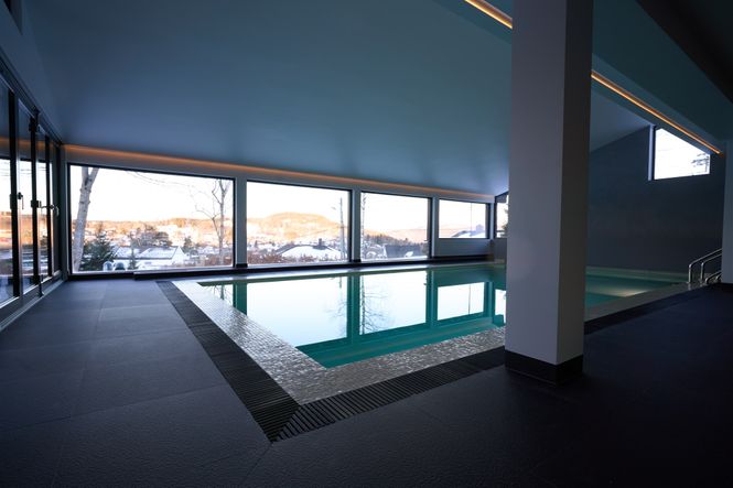 Hovedbilde Støpt Overflowbasseng – Stilren vannflate ...