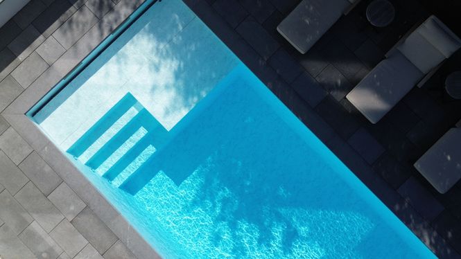 Hovedbilde Støpt Skimmerbasseng – Klassisk og ...